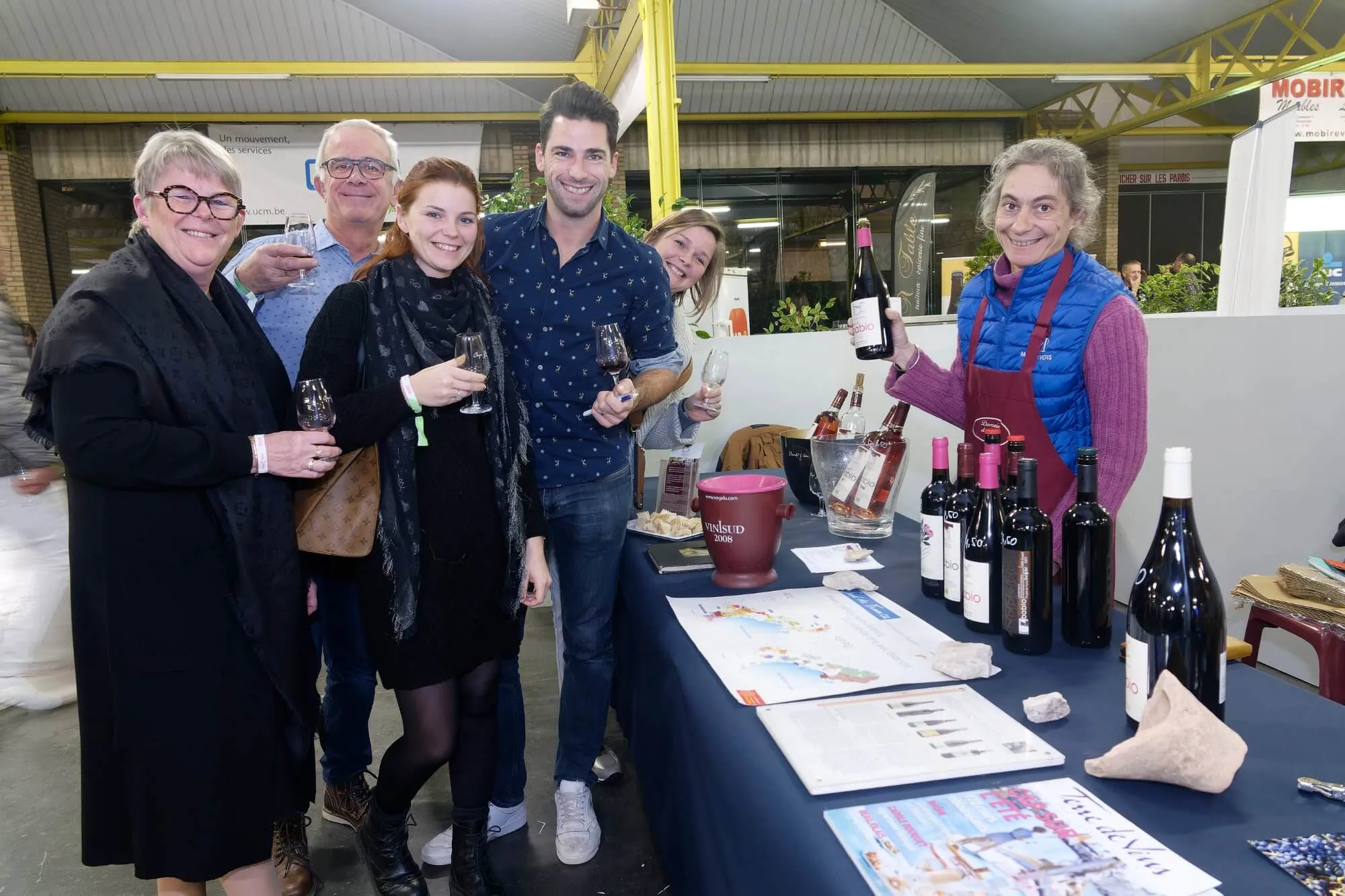 Bénévole préparant des dégustations au salon