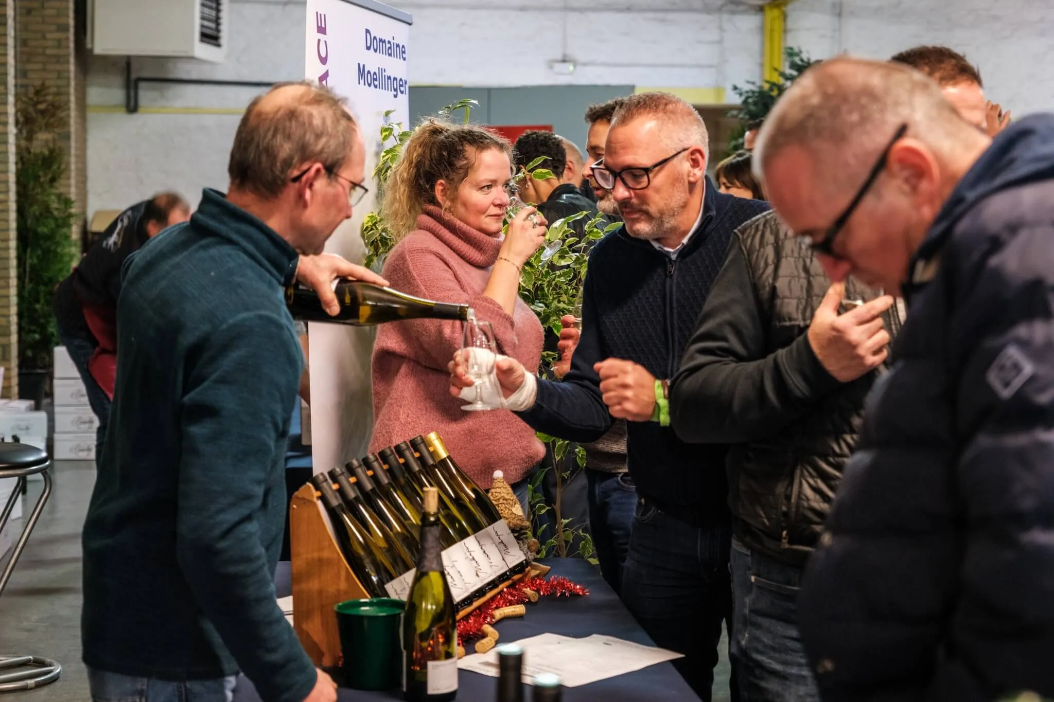 Visiteurs échangeant avec un vigneron