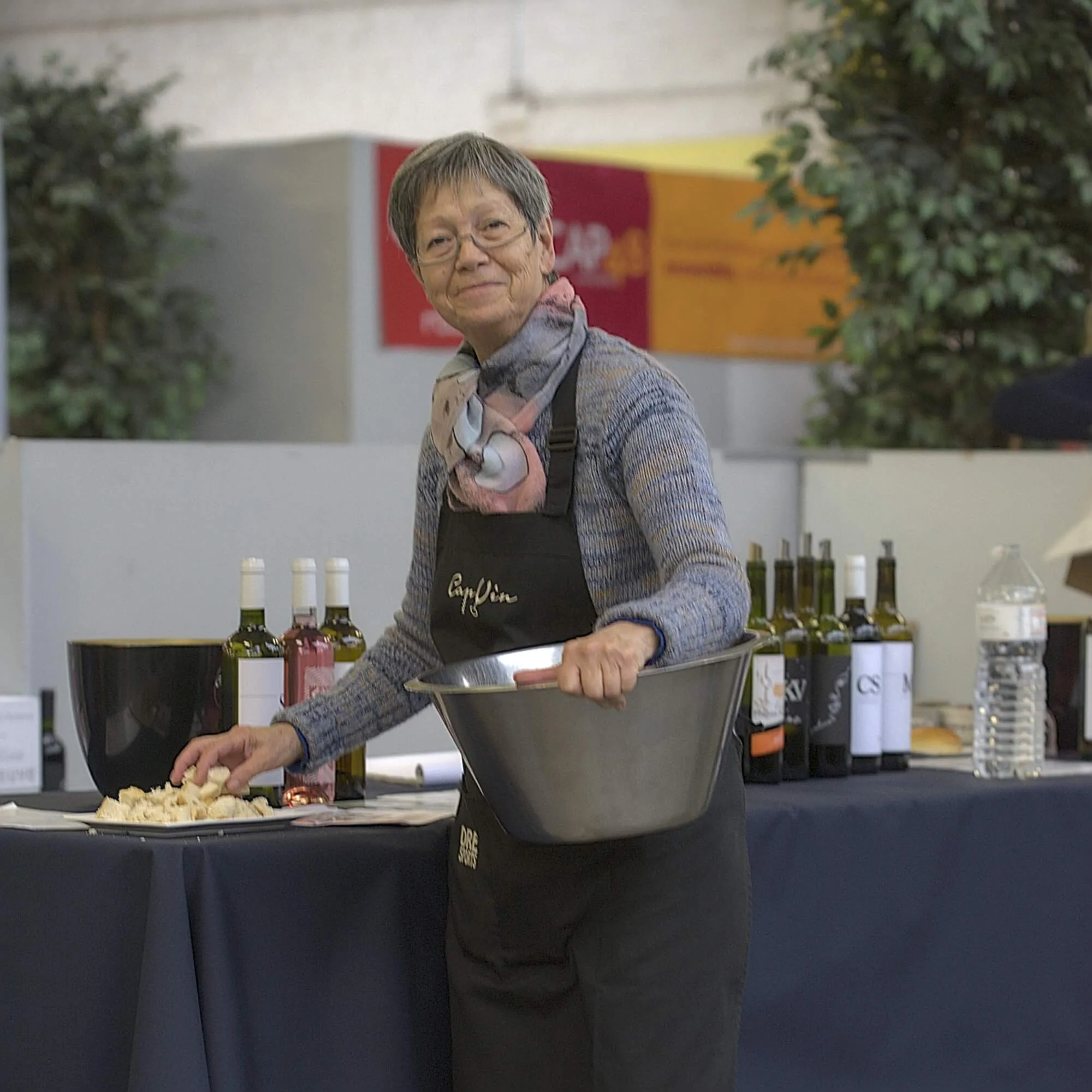 Vignerons servant du vin aux visiteurs
