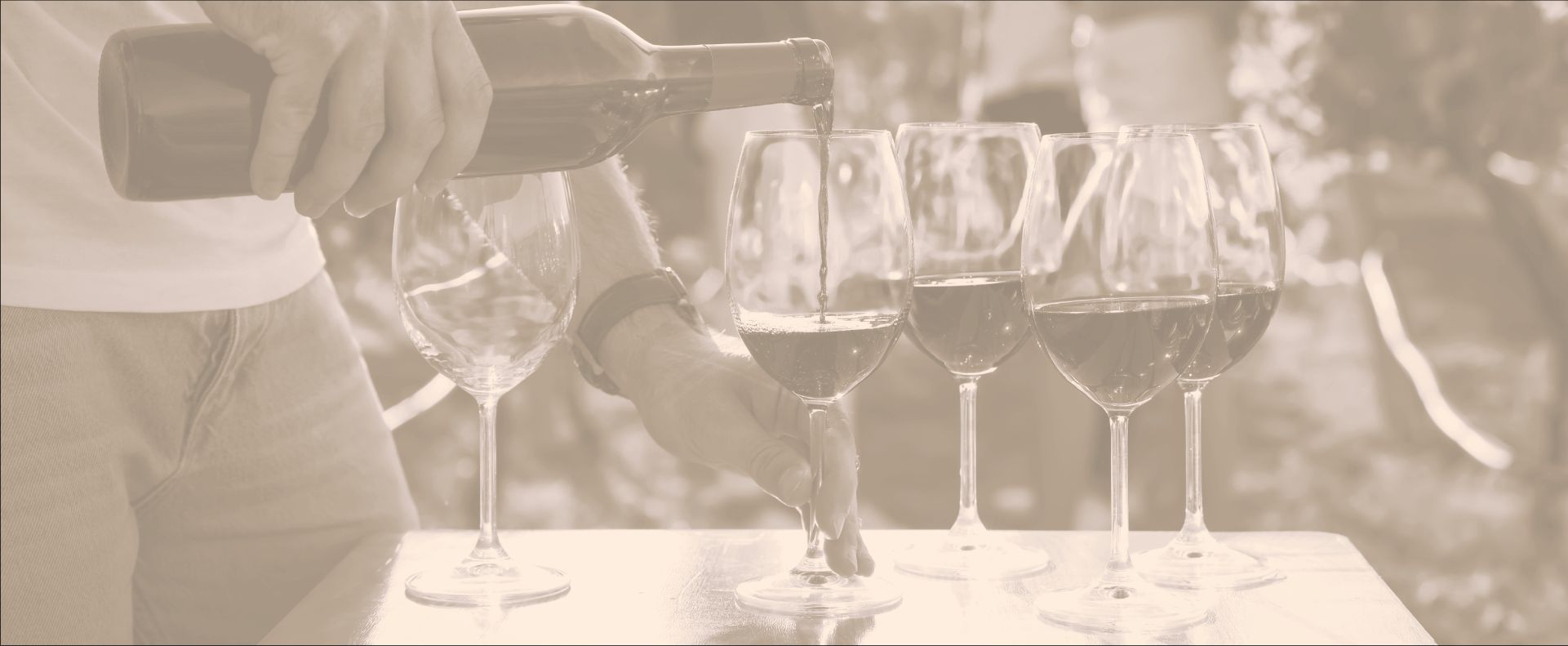 Visiteurs dégustant du vin au Salon CAP VIN